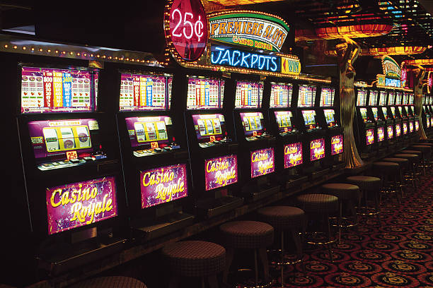 Street Racing Game interface showing bet options, animated race, and payout odds on tunas